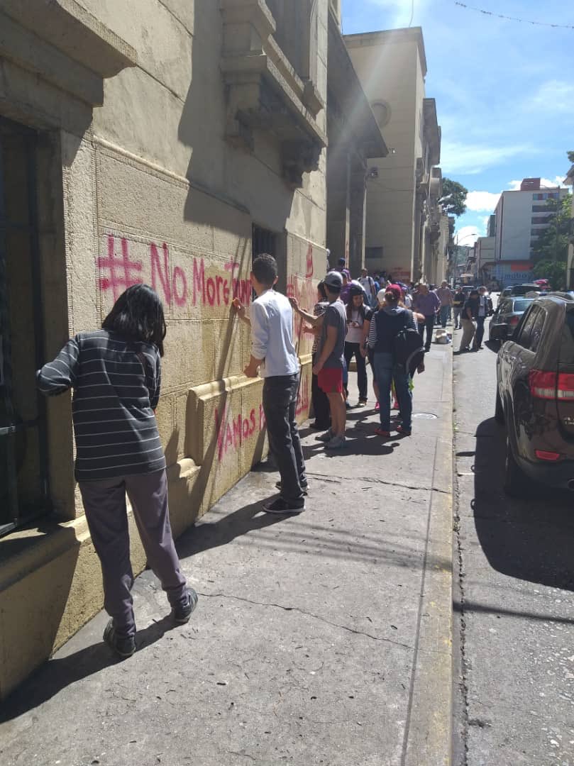NMorenolibertad's tweet photo. Esto somos los ulandinos, esto somos los venezolanos.
Estudiantes, profesores y sociedad civil en Mérida, realizan jornada para recuperar instalaciones de la Universidad de Los Andes (ULA), luego del vandalismo ejercido por la tiranía. https://t.co/DafFgTIlvX
