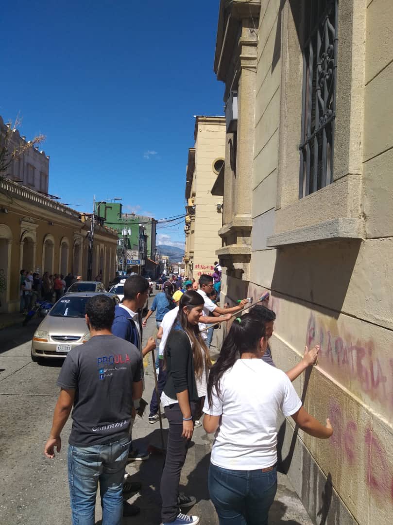 NMorenolibertad's tweet photo. Esto somos los ulandinos, esto somos los venezolanos.
Estudiantes, profesores y sociedad civil en Mérida, realizan jornada para recuperar instalaciones de la Universidad de Los Andes (ULA), luego del vandalismo ejercido por la tiranía. https://t.co/DafFgTIlvX