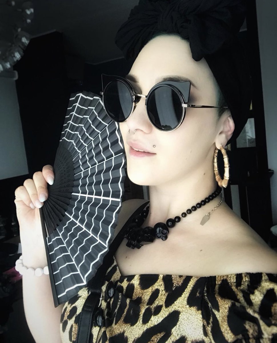 Outfit inspo featuring our Clara #oversized #sunglasses. 😎
📸 felinepurr_myburlylife
bannedretro.com/clara-oversize… #bannedapparel #shades #cateyes #retro