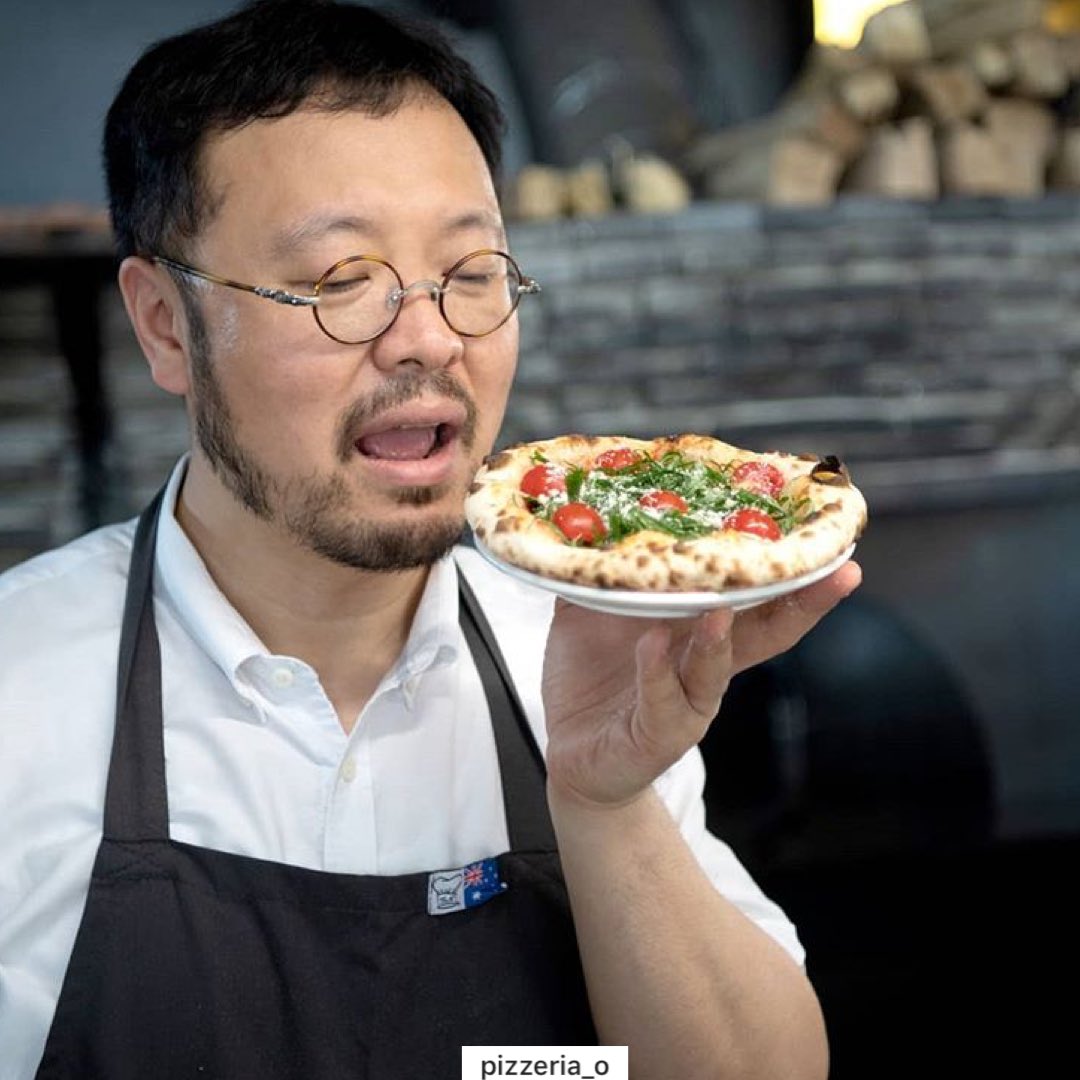 TippyKor's tweet photo. Pizzaria O โอ้โหนอกจากร้านพิซซ่านี้ดังในหมู่นักศึกษาย่านแทฮังโนแล้ว บังเอิญเจอว่าคือร้านที่ kyuhyun #superjunior มาบ่มวิชานวดแป้งเรียนทำพิซซ่าเพื่อไปโชว์ฝีมือใน #kangskitchen3 อยากไปลองเจ้าพิซซ่าคังโฮดงขนาด 60 cm ในรายการเลย #รีวิวเกาหลี @Review_korea
📍 https://t.co/lIzmeJHaPo https://t.co/MIgsQILQ7u