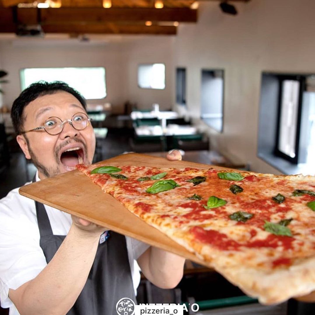 TippyKor's tweet photo. Pizzaria O โอ้โหนอกจากร้านพิซซ่านี้ดังในหมู่นักศึกษาย่านแทฮังโนแล้ว บังเอิญเจอว่าคือร้านที่ kyuhyun #superjunior มาบ่มวิชานวดแป้งเรียนทำพิซซ่าเพื่อไปโชว์ฝีมือใน #kangskitchen3 อยากไปลองเจ้าพิซซ่าคังโฮดงขนาด 60 cm ในรายการเลย #รีวิวเกาหลี @Review_korea
📍 https://t.co/lIzmeJHaPo https://t.co/MIgsQILQ7u