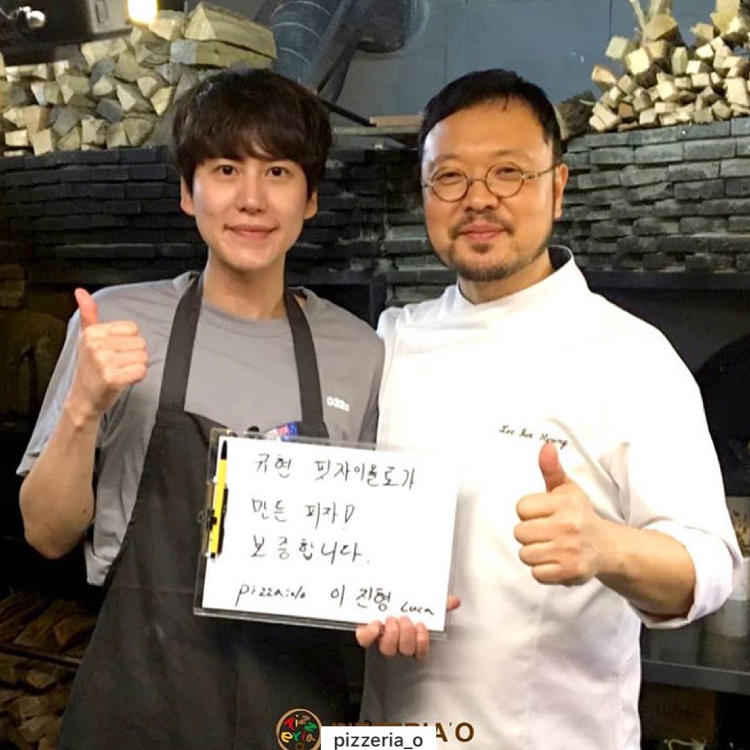 TippyKor's tweet photo. Pizzaria O โอ้โหนอกจากร้านพิซซ่านี้ดังในหมู่นักศึกษาย่านแทฮังโนแล้ว บังเอิญเจอว่าคือร้านที่ kyuhyun #superjunior มาบ่มวิชานวดแป้งเรียนทำพิซซ่าเพื่อไปโชว์ฝีมือใน #kangskitchen3 อยากไปลองเจ้าพิซซ่าคังโฮดงขนาด 60 cm ในรายการเลย #รีวิวเกาหลี @Review_korea
📍 https://t.co/lIzmeJHaPo https://t.co/MIgsQILQ7u