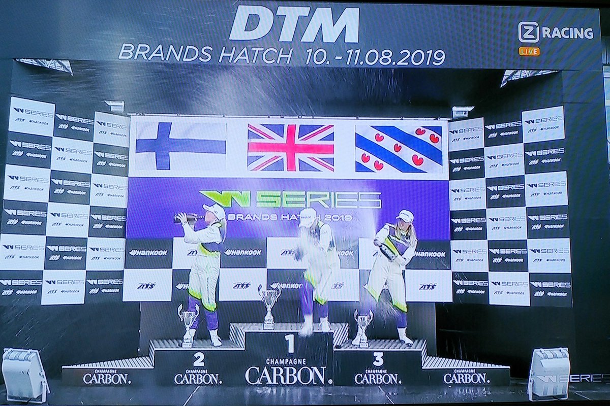 GP_MagazineNL's tweet photo. Aardig detail, trouwens, die Friese vlag boven het podium... https://t.co/oPXgomtgsu
