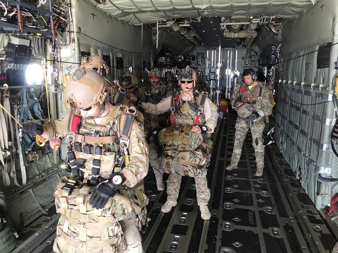 CORESURVIVAL's tweet photo. PC: @jumpfiend
#toml #thatothersmaylive #usaf #airforce #guardianangel #pj #cro #sere #dbsl #staticline #mffjm #jmlife #heavyjump #desertlife #rqslife #myserelife #hc130 #rescue #attack #gatorz #northamericanrescue https://t.co/1g8WyTatXc