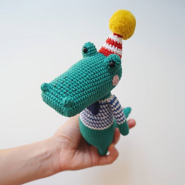 MeMyselfCraft's tweet photo. Mam przyjemność przedstawić Wam kajmana René urodzonego w Pantanal w Brazylii, który nie wierzy w stereotypy oraz z góry ustalone zasady ubioru dlatego też nosi tylko rzeczy, które go uszcześliwiają. Twierdzi również, że życie jest zbyt krótkie, aby prze… https://t.co/yguyEfujws https://t.co/9l82oc1dEN