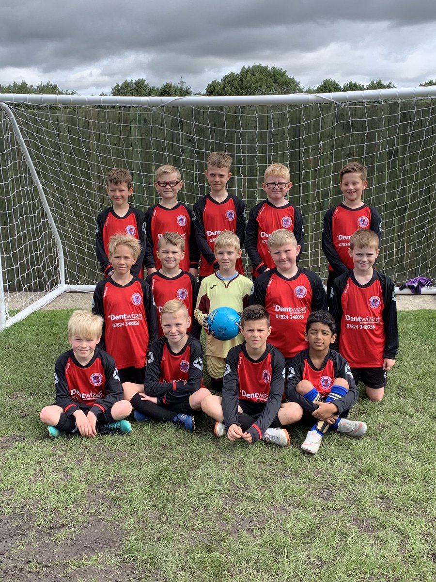 Our Under 10s sporting their new alternative kit sponsored by Dentwizard <a href="/officialBDJFL/">officialBarnsleyJFL</a> gala today.