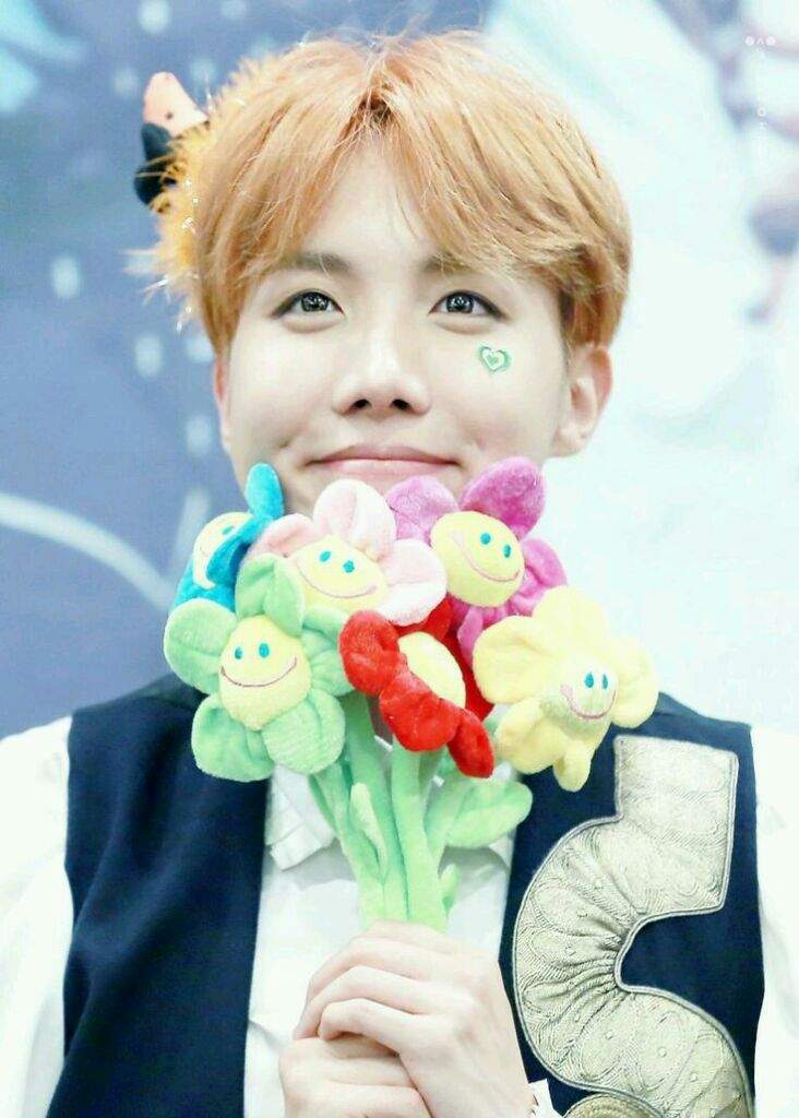 LaJhopeBiased1's tweet photo. Lo más hermoso que verás hoy hoseok tierno 😍❤️ muero con su ternura ❤️🌻 #hoseok #BTSARMY #hoseok_twt #hoseokedit #JHOPE #hoseokedit #BTS https://t.co/FoMkvl6Qch