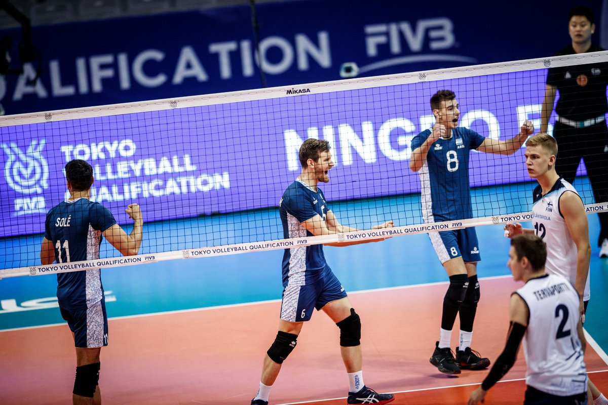 #Vóley

¡Triunfo y clasificación a #Tokio2020!

La Selección masculina derrotó a China por 3 a 2 (19-25, 25-22, 25-21, 18-25 y 15-9) en los #FIVBOQT en Ningbo. Argentina necesitaba dos sets para conseguir el pase a los próximos Juegos Olímpicos. 

Foto: <a href="/Voley_FeVA/">Voleibol Argentino</a>