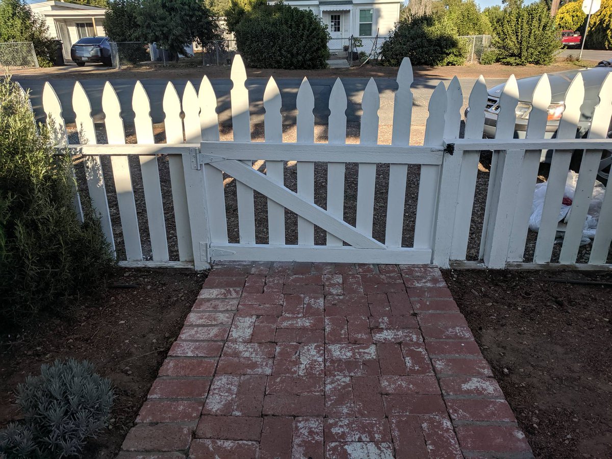 MacGroupRealty's tweet photo. Home maintenance "before" and  "after." Thanks to my mom Claire Readey for helping! We even got to see a wedding where the groomsmen rode by on horses right by us!
#ReadeyforRealEstate 
#MacGroupRE https://t.co/4yZchkGhG3