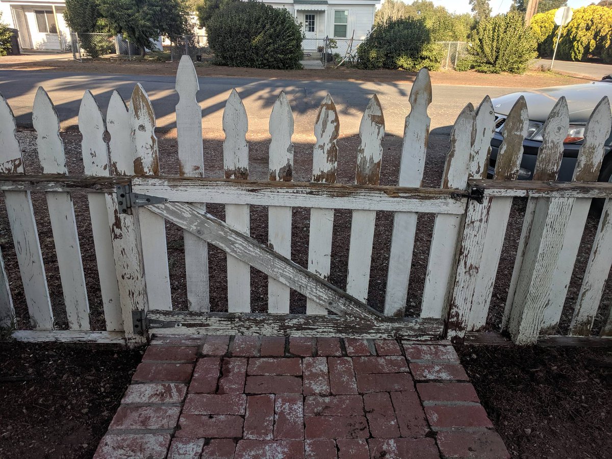 MacGroupRealty's tweet photo. Home maintenance "before" and  "after." Thanks to my mom Claire Readey for helping! We even got to see a wedding where the groomsmen rode by on horses right by us!
#ReadeyforRealEstate 
#MacGroupRE https://t.co/4yZchkGhG3