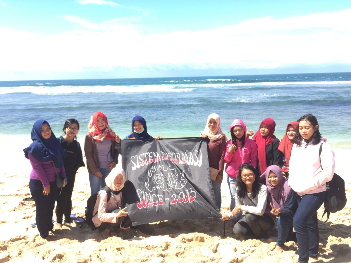 SIASATU15's tweet photo. Holiday beberapa waktu lalu hehe ,,, kangen pasti gaesss ,,, lagi pada skripsi sekarang , SEMANGAT !! #universitasdutabangsa #udbsolo https://t.co/xH148lpmi4