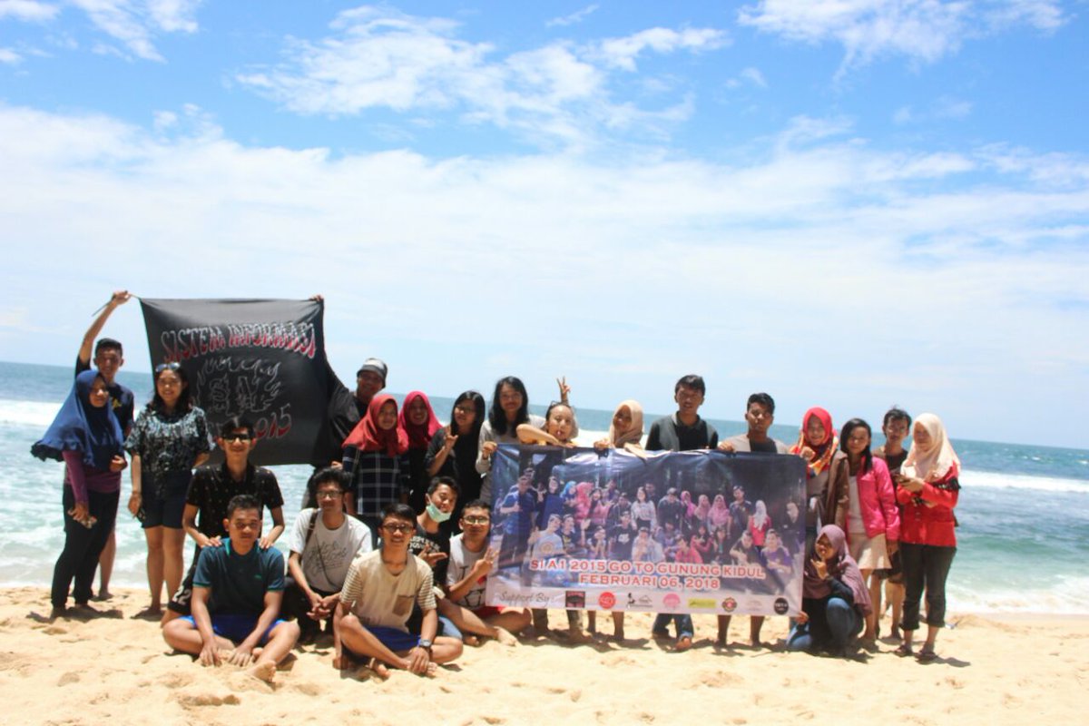 SIASATU15's tweet photo. Holiday beberapa waktu lalu hehe ,,, kangen pasti gaesss ,,, lagi pada skripsi sekarang , SEMANGAT !! #universitasdutabangsa #udbsolo https://t.co/xH148lpmi4