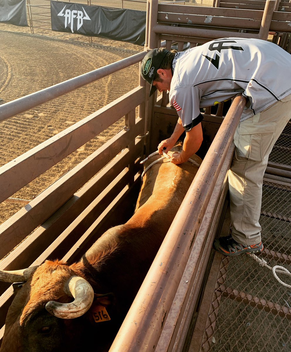 The boss man <a href="/ShortyGorham/">Shorty Gorham 🇺🇸</a> getting <a href="/LightsOutBulls/">LightsOutBulls 🇺🇸</a> 516 flanked for his out at #AFBPerryton.