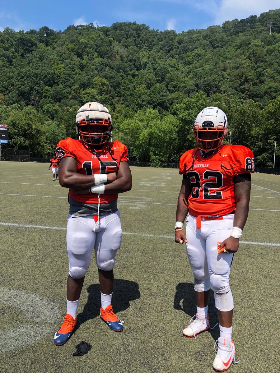bjtoobased's tweet photo. but is your quarterback safe tho? no. the answer is no #footballszn #502StandUp https://t.co/QhTUWD5QL6