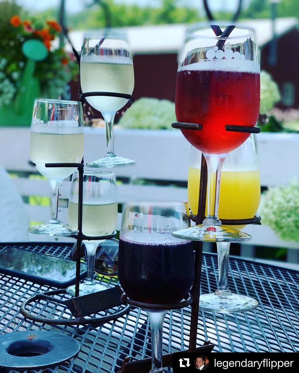 What are your Sunday plans? Enjoy a wine flight at our Vineyard &amp; Geneva locations! A great way to taste a variety of your favorite Galena Cellars wines 🥂🍷
・・・
📷:@legendaryflipper thanks for sharing!
