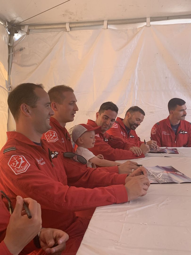 SnowbirdsFC's tweet photo. Les petits snowbirds sont très populaires à Abbotsford International Airshow! #snowbirds #arc #snowbirdsfc #dimanchefun #abbotsford #aviation https://t.co/4iS9KdGLEU