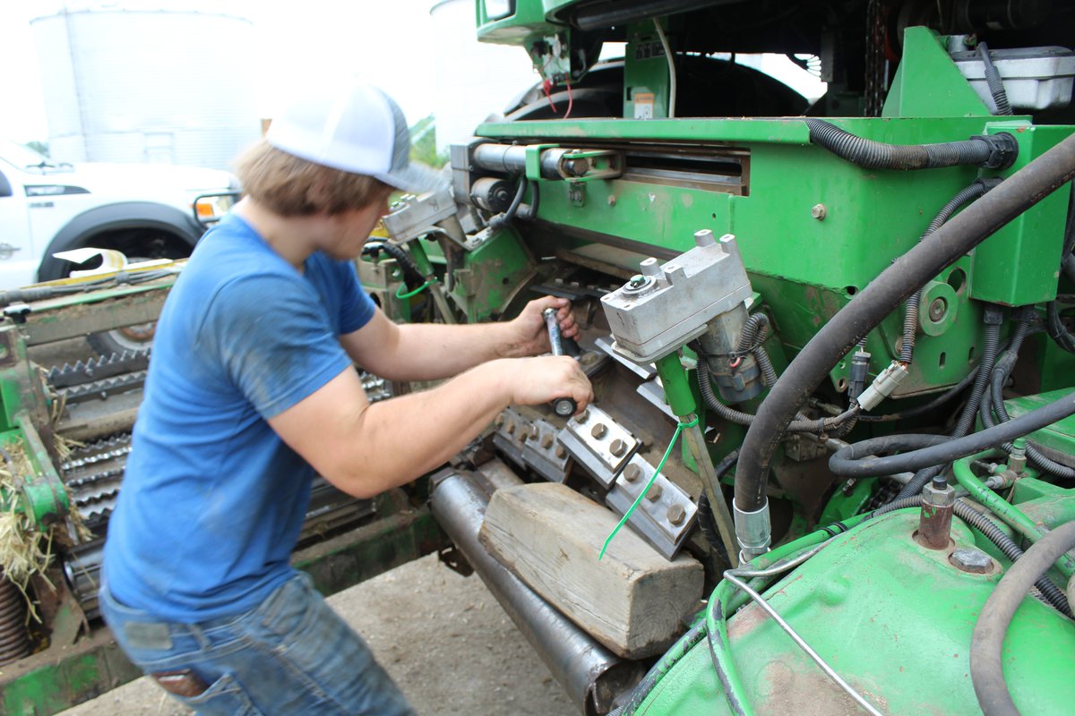 NevadaFFA's tweet photo. Brady replaced knives on JD 7920 chopper, all bolts torqued to 170 ft/pounds, getting ready to harvest ISU dairy farm silage #skills @JohnDeere #SupervisedAgExperience #nevadacubpride https://t.co/qoD9NdPGYx