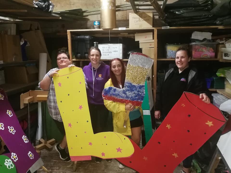 Nattieprice's tweet photo. The things you do on a rainy weekend @WaddowHall #WelliesandWristbands #leadvolunteer #glitter https://t.co/ofVZG2MaLy