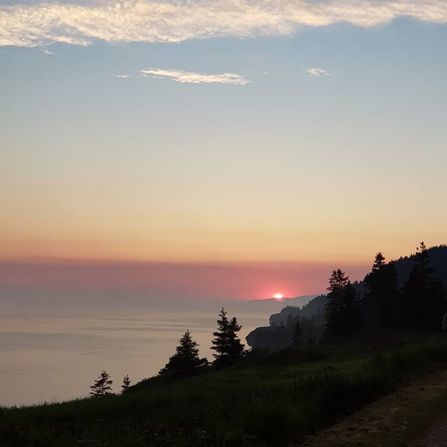 BelgianTechy's tweet photo. Watch the sun go down and the  go to bed! Sleep is vital 🤠
.
.
.
#sunset #sun #sunny #canada #visitcanada #quebec #quebecregion #nationalpark #nature #landscape #natural #cloud #clouds #cloudporn #travel #travelgram #traveldestination #travelphotogra… https://t.co/VjRxAp4TLc https://t.co/16xzQrFeJ6