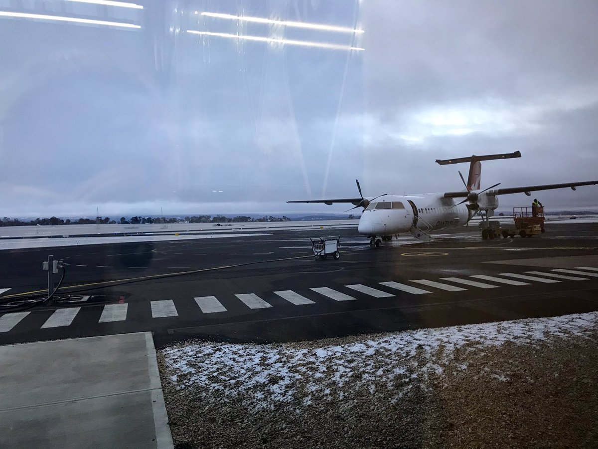 EmilyColless's tweet photo. Fresh start today. ⛄️ Wonder how long this delay will be... 🤔 #armidale #sydneybound https://t.co/pDaAsEci5m