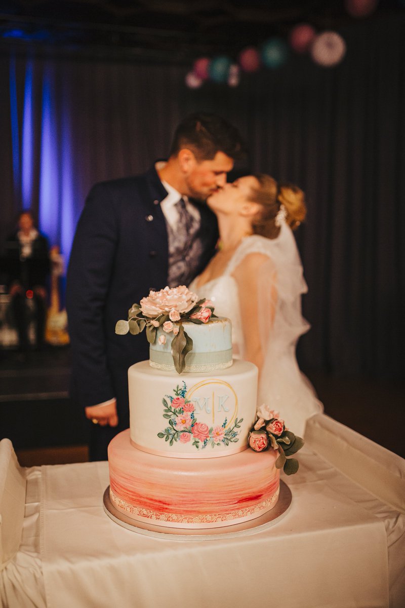 maddy_1704's tweet photo. And the cake was also amazing🤤 I think you can tell from my look 😂 #MadMensWedding https://t.co/IYtiyEdnhY