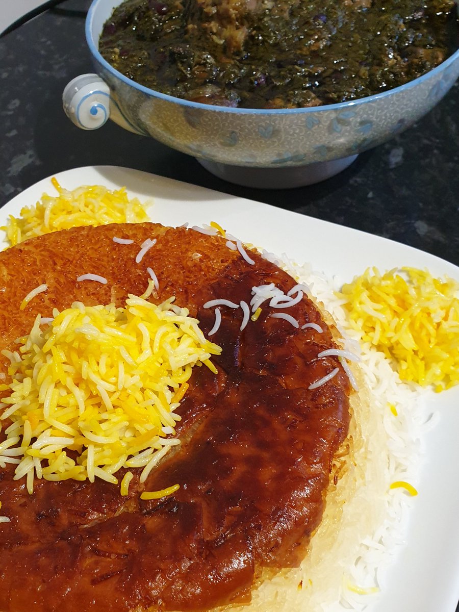 AfsanehsKitchen's tweet photo. When you can't decide what #Tahdig you want with your #GormehSabzi just do both
#PersianFood #TahdigLove
😋❤ته دیگ❤😋 https://t.co/A6N6IZw3P3