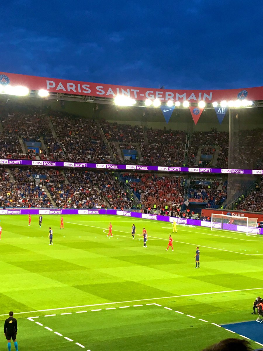 Fleur_AJVN's tweet photo. 1er match au Parc de la saison et toujours les LEDs magiques de @AlexandreChanzy et Pierre Mazurie #PSGNIM https://t.co/ttTpQUNZq4