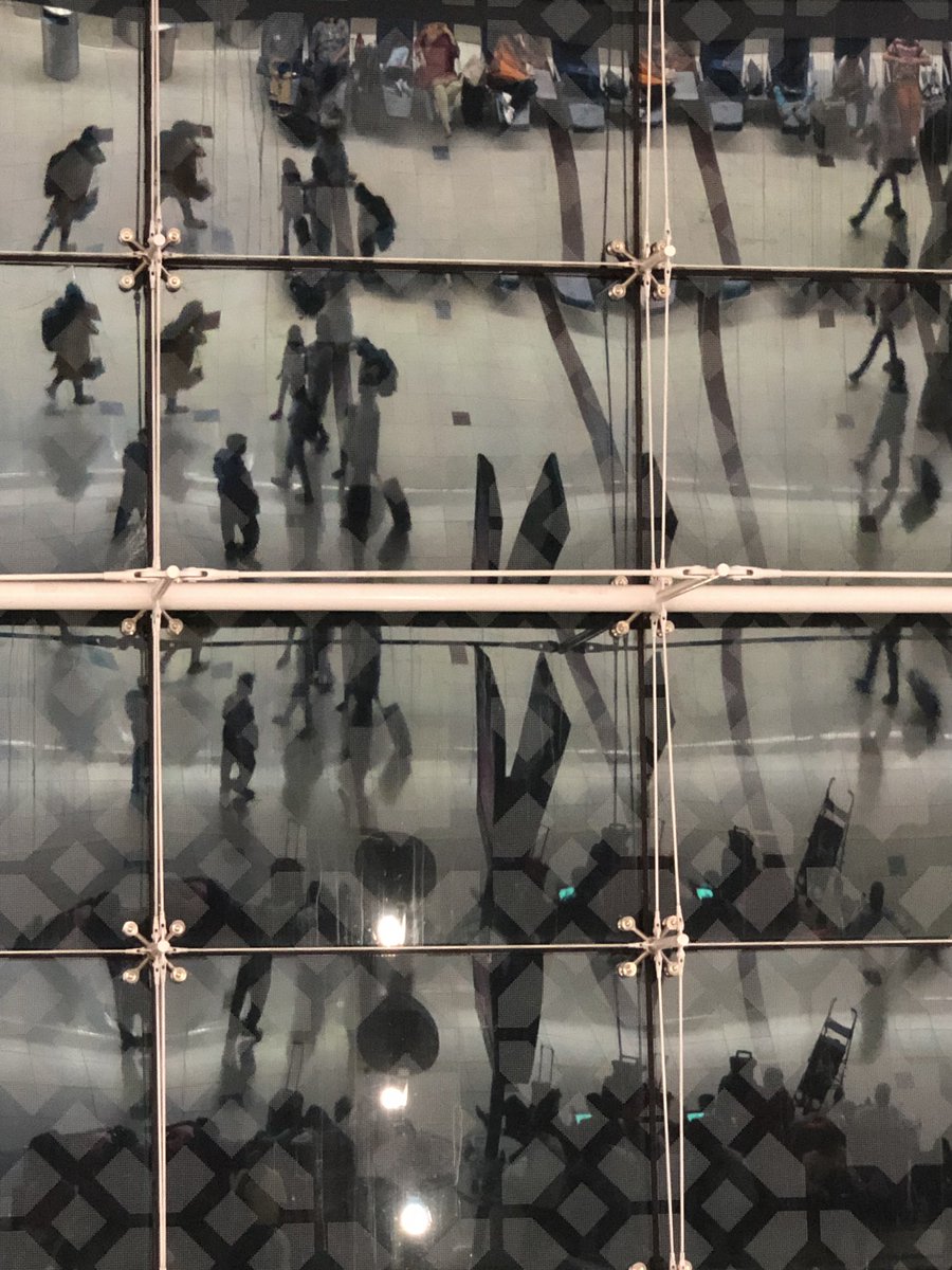 iIakobos's tweet photo. The world reflected in the sky... #CeilingMirror #DubaiAirport #UpsideDown https://t.co/Mg8wYQ9uxM