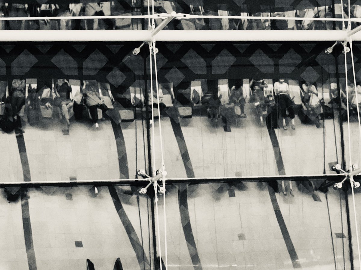 iIakobos's tweet photo. The world reflected in the sky... #CeilingMirror #DubaiAirport #UpsideDown https://t.co/Mg8wYQ9uxM