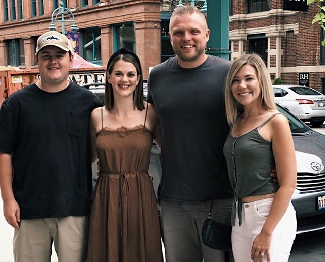 bailz215's tweet photo. The shortest but sweetest reunion. https://t.co/9JSLfiKk6i https://t.co/dL3cfKedMC