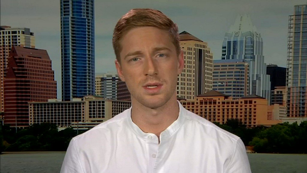 ABC7NY's tweet image. U.S. gold medalist fencer kneels during national anthem at 2019 Pan American Games 7ny.tv/2OMO7jA