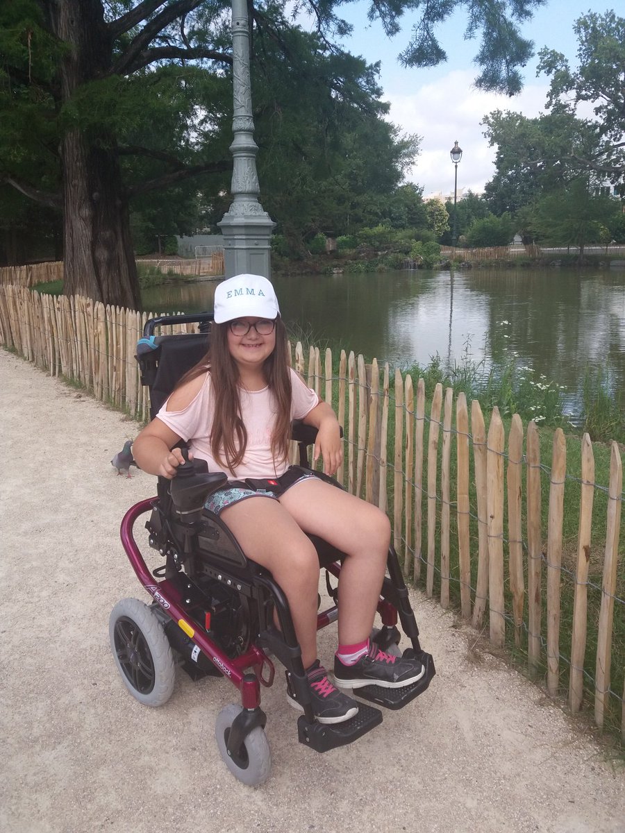 EmmaetleSED's tweet photo. Dur dur pour Emma d'accepter le fauteuil, le regard des gens la dérange. On l'habitue à le prendre de temps en temps. https://t.co/aBo0gkO7L7