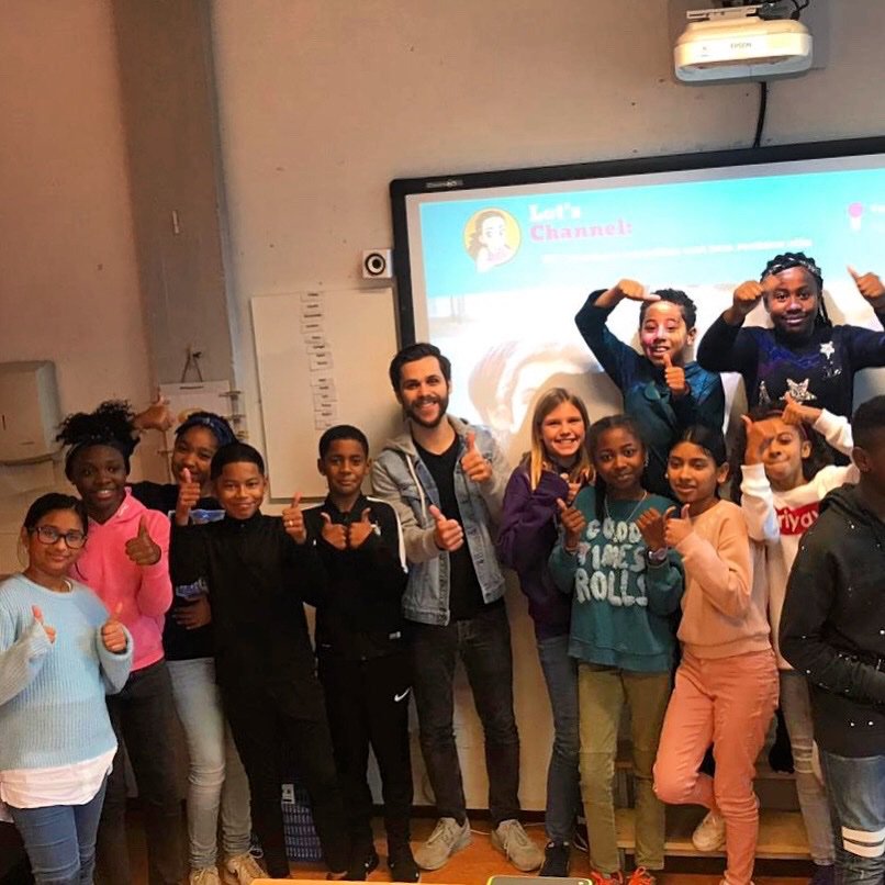 LotsFoundation's tweet photo. Mogen je ouders op je telefoon kijken? Mag je alles zeggen wat je vindt? Teun Peters ging voor Lot’s Channel naar scholen. Leerlingen gingen op onderzoek uit en maakten een eigen vlog #kinderrechten #onderwijs https://t.co/cKUgOsQpDM https://t.co/dYj4gOvBSK https://t.co/Tf6L0HGrmL