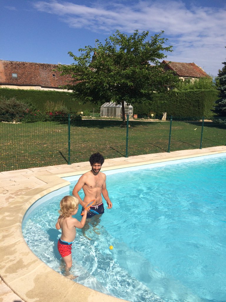 LionelCecilio's tweet photo. Laisse-moi kiffer la vibe avec mon mec, j'suis pas d'humeur à c'qu'on m'prenne la tête... hein, hein, hein !  🎶 👶🏼🌞
#vacances https://t.co/EbX2gXzkHE