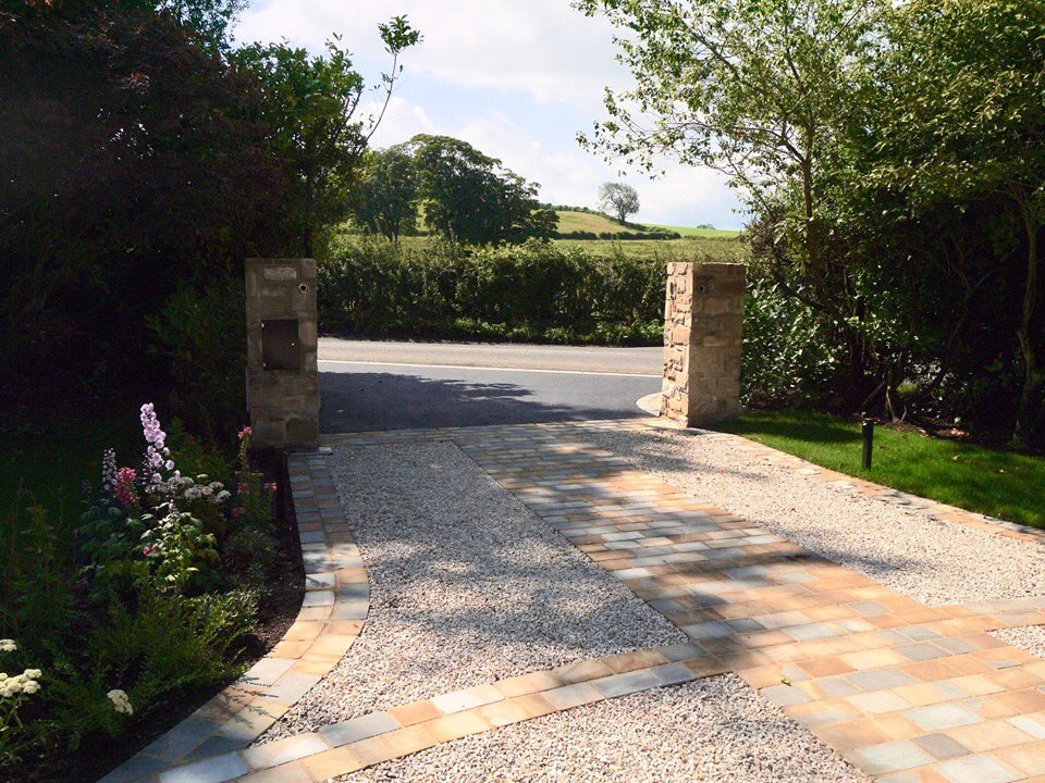 elmfieldgardens's tweet photo. #Sunshine in #countryHouse #garden @natural_paving #Fossestone &amp; @StonemarketUK #Trustone @mkmbs https://t.co/v9QvDZEUdR