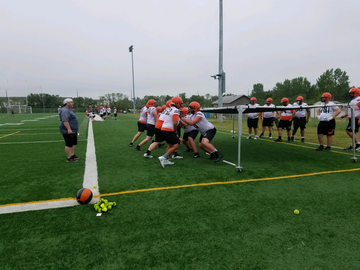 Coach_Challeen's tweet photo. Building a strong base with the OL!
#JimmiePride
#ChopAndCarry
#TakeTheLine
#WinTheAGap https://t.co/H2K4F98G74