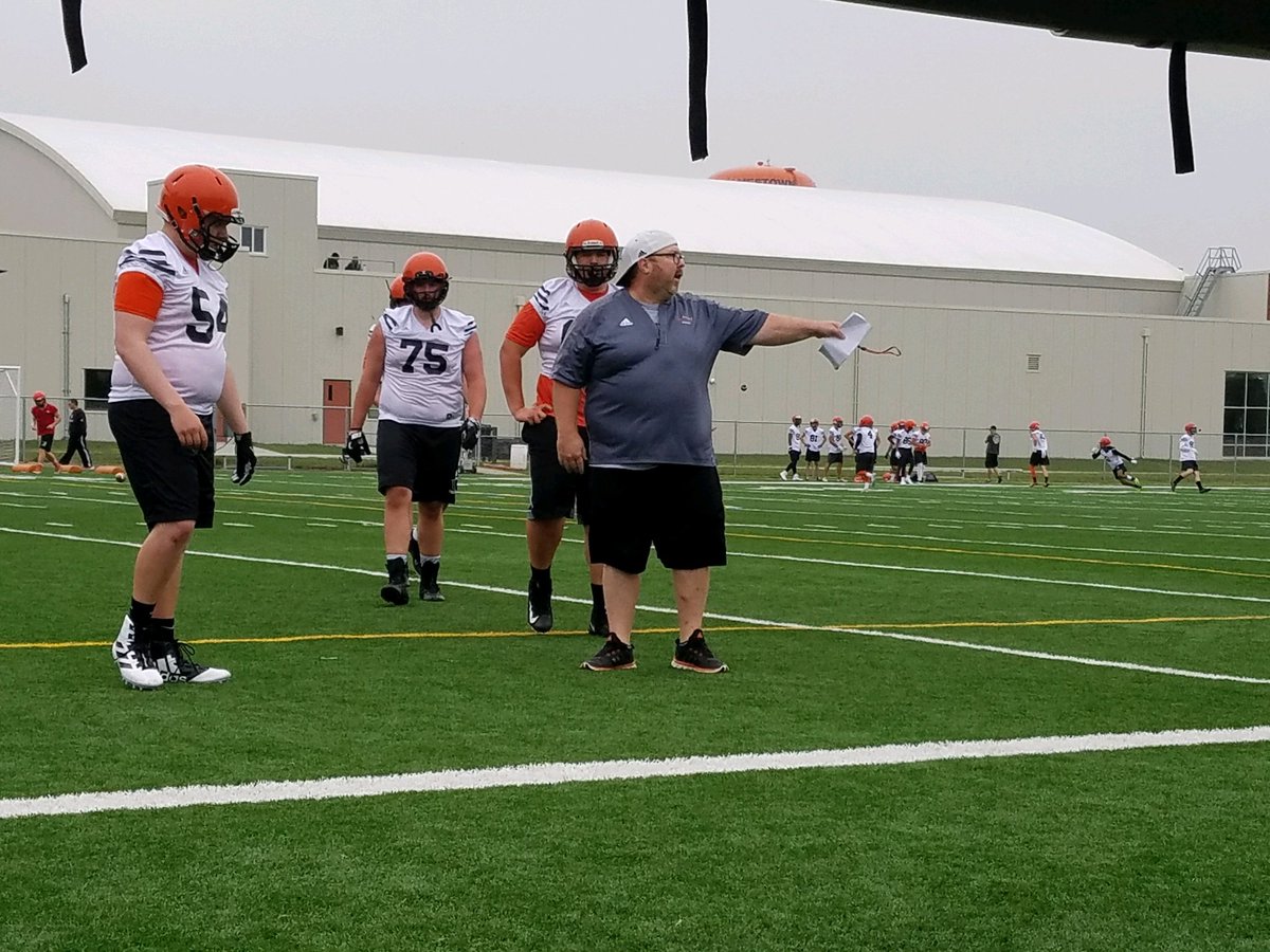 Coach_Challeen's tweet photo. Building a strong base with the OL!
#JimmiePride
#ChopAndCarry
#TakeTheLine
#WinTheAGap https://t.co/H2K4F98G74