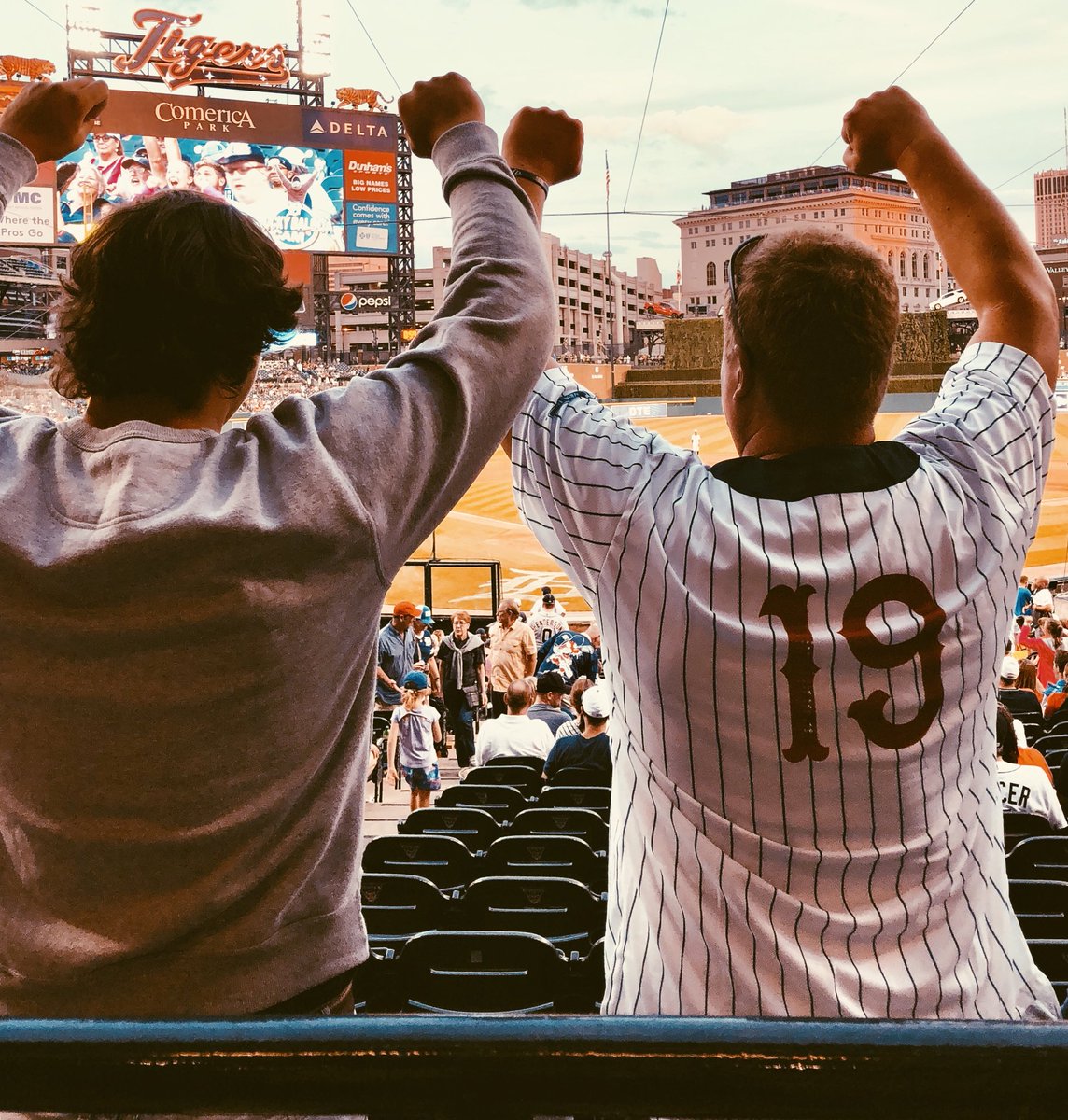 EddieCollins34's tweet photo. The Tigers didn’t give us a lot to cheer for last night, but we did stand up for the Rocky Balboa Cam 😂⚾️🥊 https://t.co/2490ceQPNP