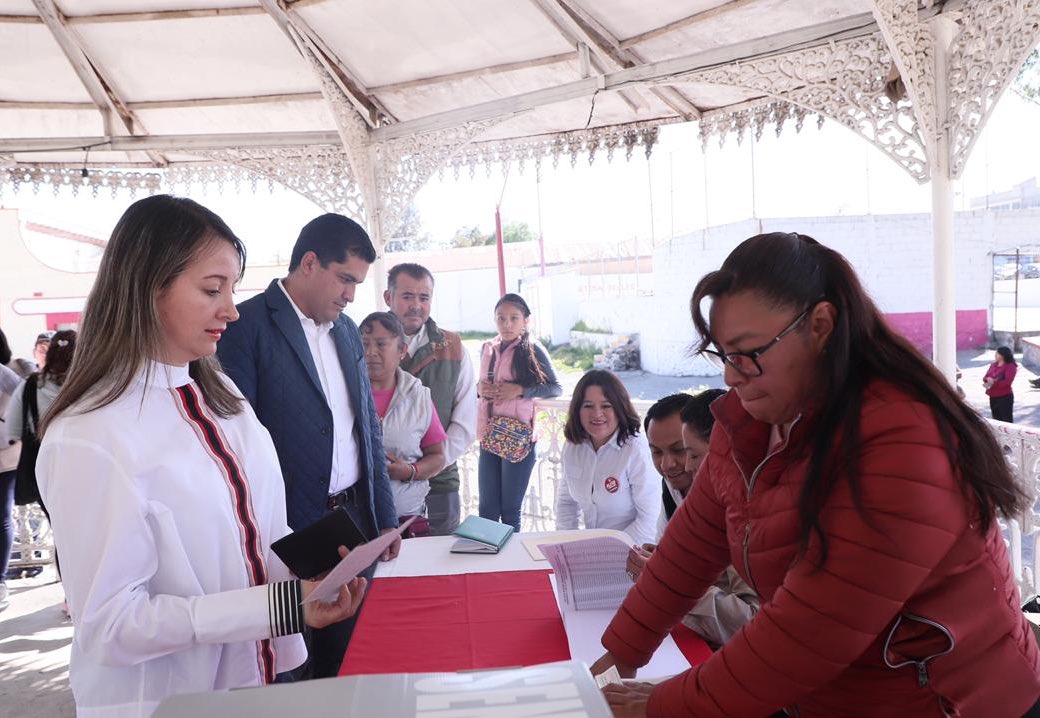 jmvalerapiedras's tweet photo. La construcción de la democracia comienza desde casa. Hoy, que elegimos a nuestra dirigencia nacional, invito a la militancia priista a participar en este proceso. Asistí a ejercer mi derecho como militante con mi esposa @AideeSkinfield.

#yomeapuntoconelpri https://t.co/7Bw3hM3ygA