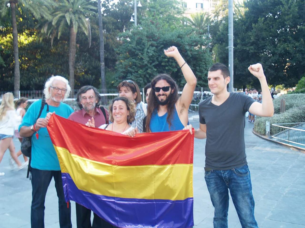 BaltiPicornell's tweet photo. Amb el puny ben alt seguiré defensant la República i els valors republicans LIibertat, Igualtat i Fraternitat, sent sempre fidel als meus principis, aunque piqui !!!

Salut i República! https://t.co/jDBpp3f5HA