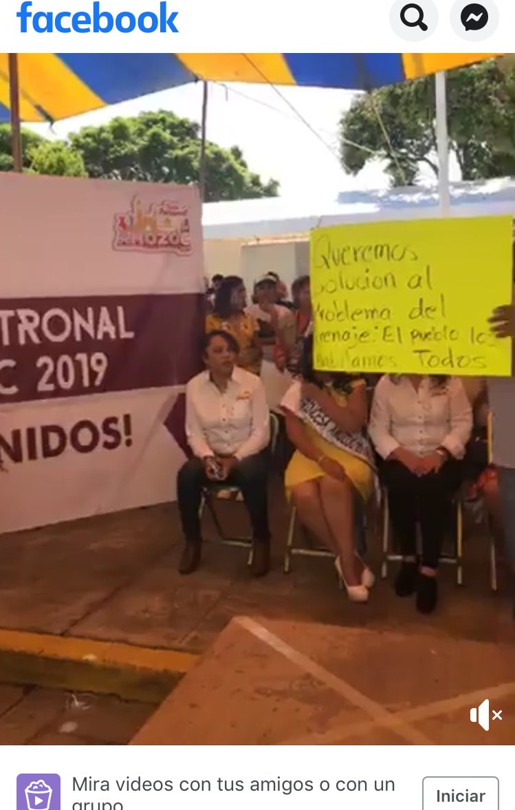 amozocdigital's tweet photo. De cuando estás transmitiendo en vivo la inauguración de la fiesta patronal y se te atraviesa una pancarta https://t.co/OVPolkK8Fy