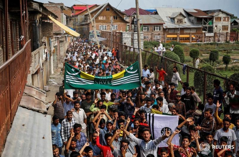 IndiaPhotos's tweet photo. Kashmiri men shout slogans during a protest in Srinagar after the scrapping of the special constitutional status for Kashmir by the Indian government.📷 https://t.co/ipVV5arwll