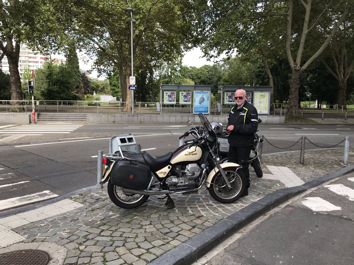 RolandTameling's tweet photo. Dat was een mooi plan. Samen met padre @BertTameling naar de Ardennen op de @MOTOGUZZl #California3 en de @BMWMotorrad #R1200GS. Tot onze fijne Italiaanse vriend weer eens trek had in een koppelingskabel. 🤒🙈 Kom maar door, @anwb! 🚨 https://t.co/FZiw6GK7Aq