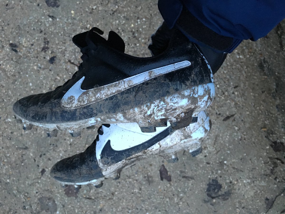 MasterBen_J's tweet photo. Wsh les tapettes! J revien du foot, le 1er qui me paye le uber j lui balance d'autres pix de mes crampons en DM ⚽️  
35€ cash 🤑 https://t.co/qStxLVLgR0