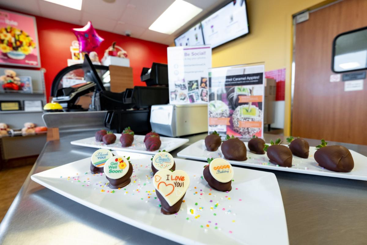 EdibleGroveCA's tweet photo. Our fruit has your name on it! Stop in for a free sample today. #EdibleArrangements https://t.co/0ufZ3XQgjP