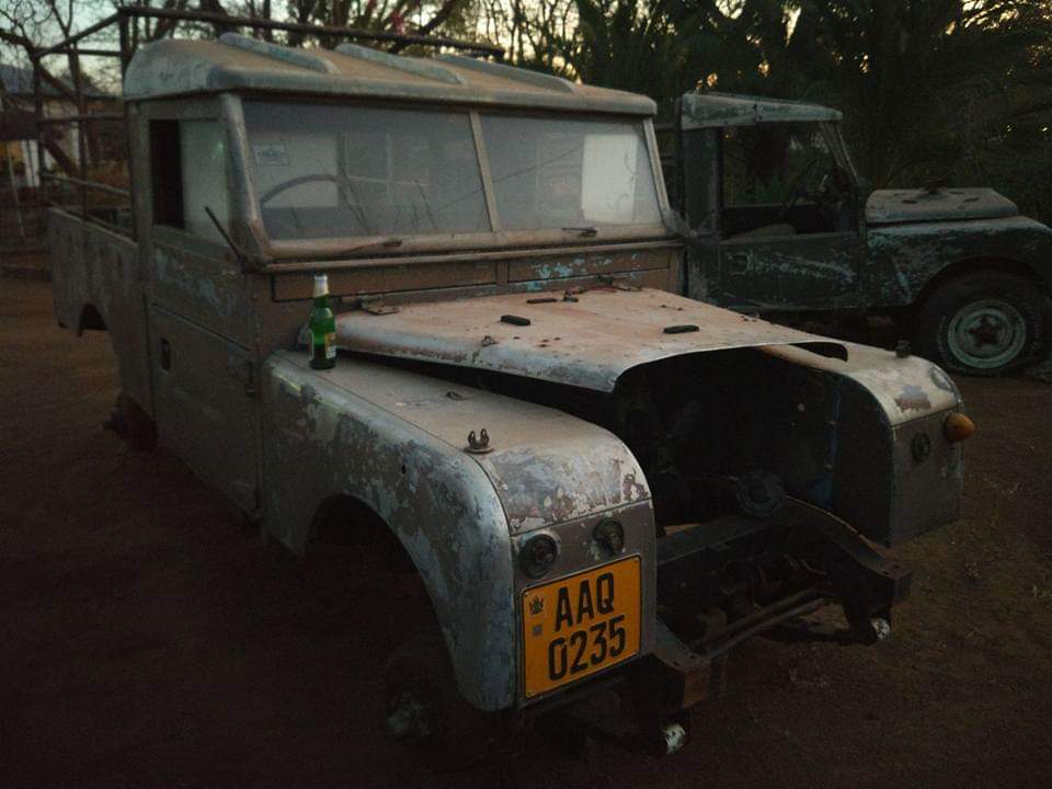 "I've come for the Pearl, Jack....." She looks rough, but she's in mid rebuild... With my 1958 Series 1, this evening in #Bulawayo #Zimbabwe
.
.
<a href="/LandRover/">Land Rover Discovery</a> #SeriesOne