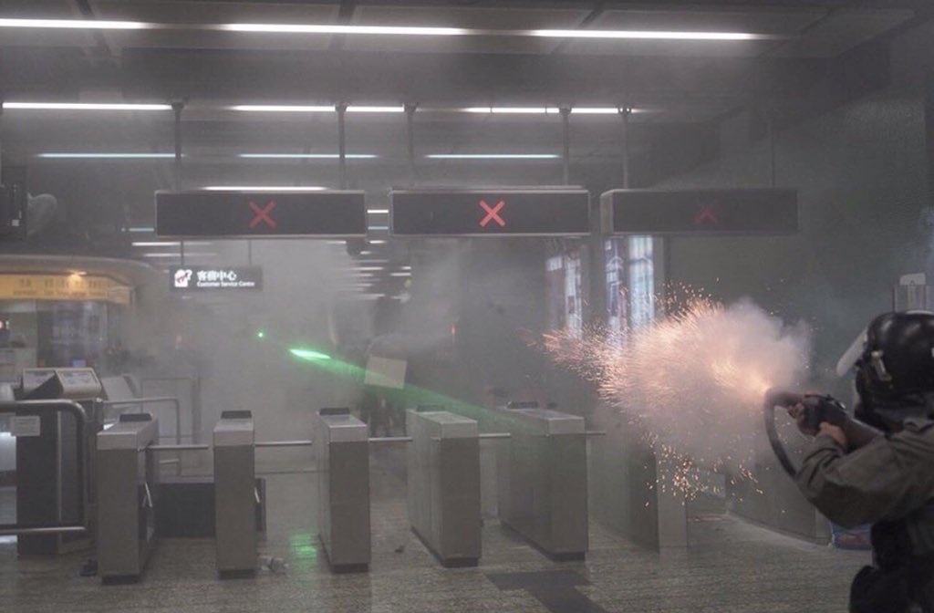 Protester51's tweet photo. Hong Kong police attempt to murder Hong Kong citizens.
Feeling heartbroken and helpless.
#antiELAB #freedomhk #savehk #prayersforhk #HongKongProtest #hongkong #AntiExtraditionBill
 @BBCBreaking @BBCWorld @BBCNews @cnni @CNN @japantimes @guardian https://t.co/RRSR6zGMgx