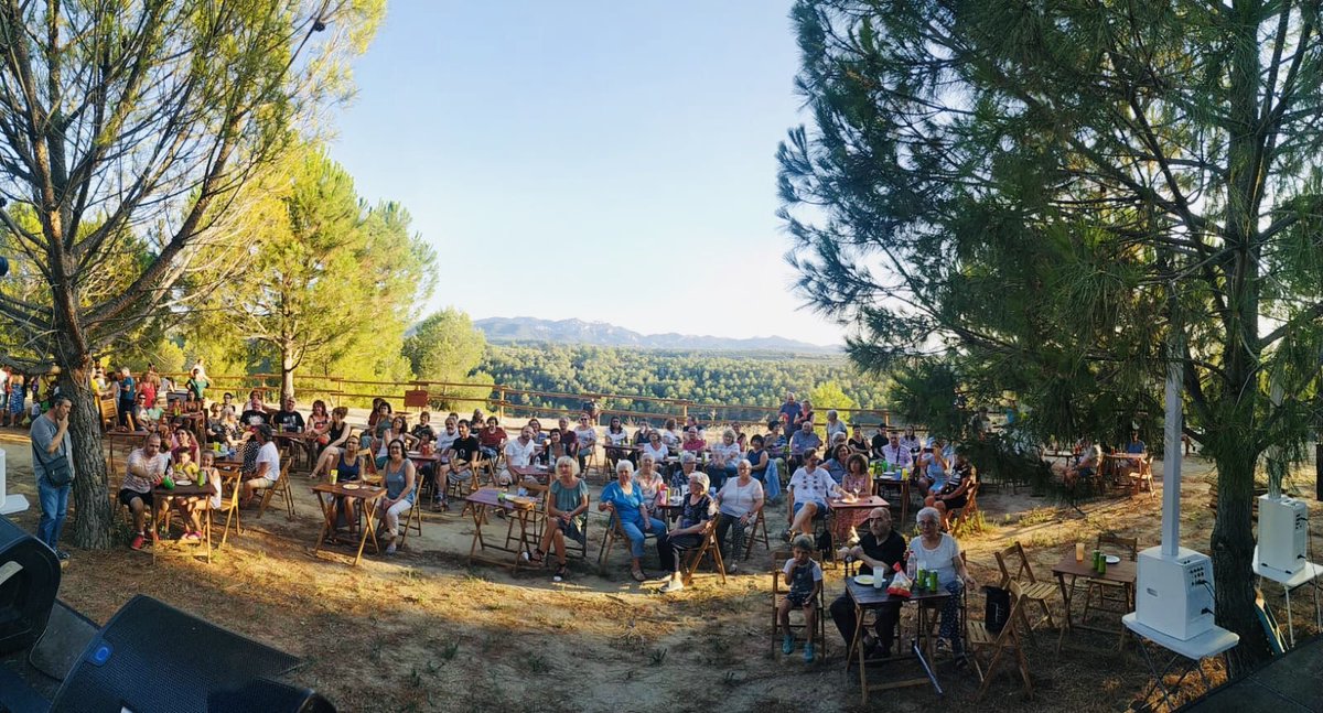Les Kol·lontai (@leskol_lontai) on Twitter photo Així de bonics us vèieu ahir des de dalt l'escenari d'Els Guiamets.
Unes vistes espectaculars.
Gràcies <a href="/Aj_elsGuiamets/">Aj. Els Guiamets</a>
💜😘🎤 Així de bonics us vèieu ahir des de dalt l'escenari d'Els Guiamets.
Unes vistes espectaculars.
Gràcies <a href="/Aj_elsGuiamets/">Aj. Els Guiamets</a>
💜😘🎤