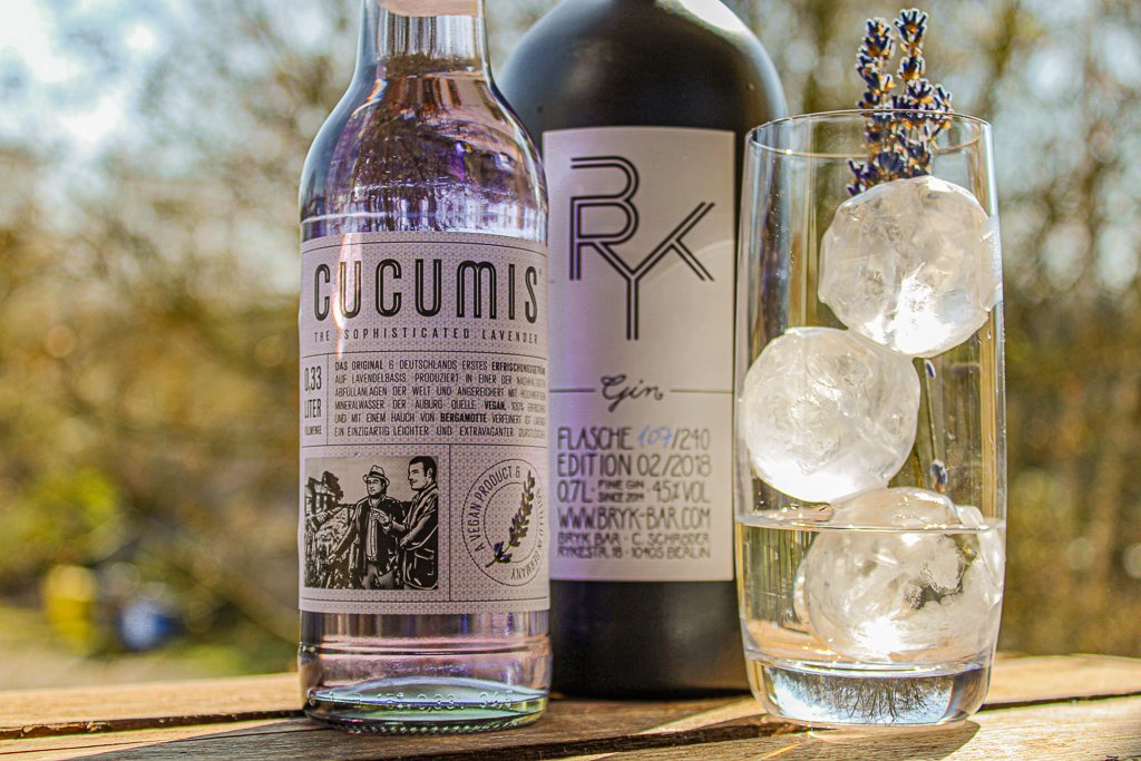 bryk_bar's tweet photo. Perfect Match for lavendel lovers! 💜💜
Our BRYK Gin served with the lovely lavender lemonade of cucumis
•
•
#brykbar #brykgin #cucusmisdrinks #lavender #lavendel #berlin #refreshing #flowerpower https://t.co/lsrVQjBacf