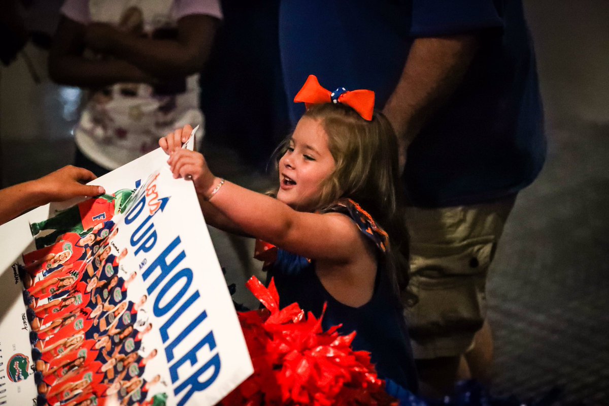 GatorsFB's tweet photo. 💯✍️😎
#GatorNation
#GatorsFanDay https://t.co/XhagV70FWo